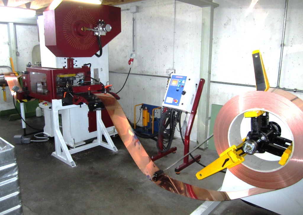 Presse mécanique / Presse excentrique avec avance bande à rouleaux, dévidoir et cisaille