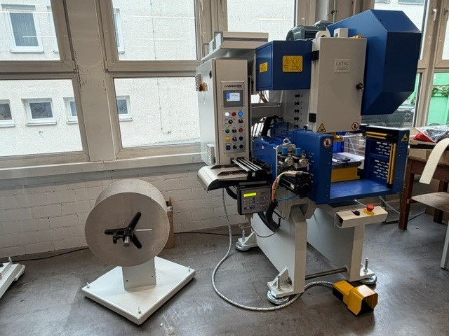 Stanzanlage Exzenterpresse 20 t mit Servo Walzenvorschub